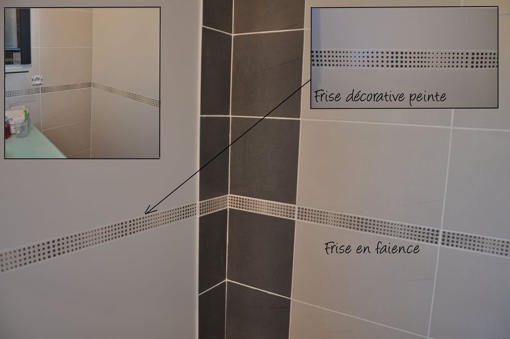 Imitation en peinture d'une frise en faïence sur mur de salle de bain 