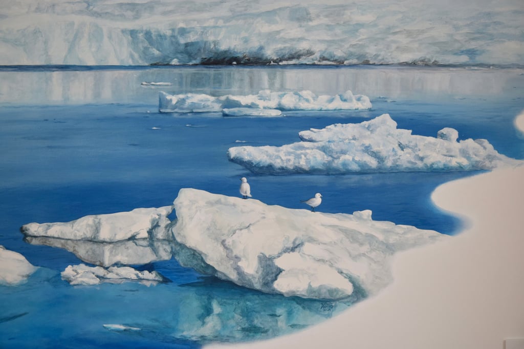 Des oiseaux évoluent sur des icebergs sur une eau calme