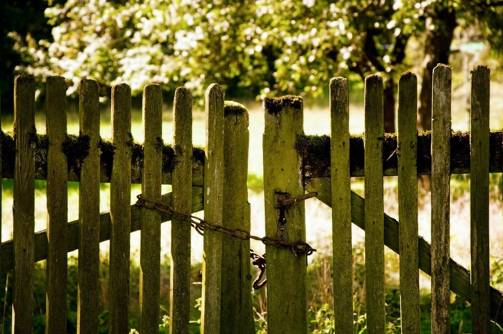 Alte hölzerne Gartenpforte