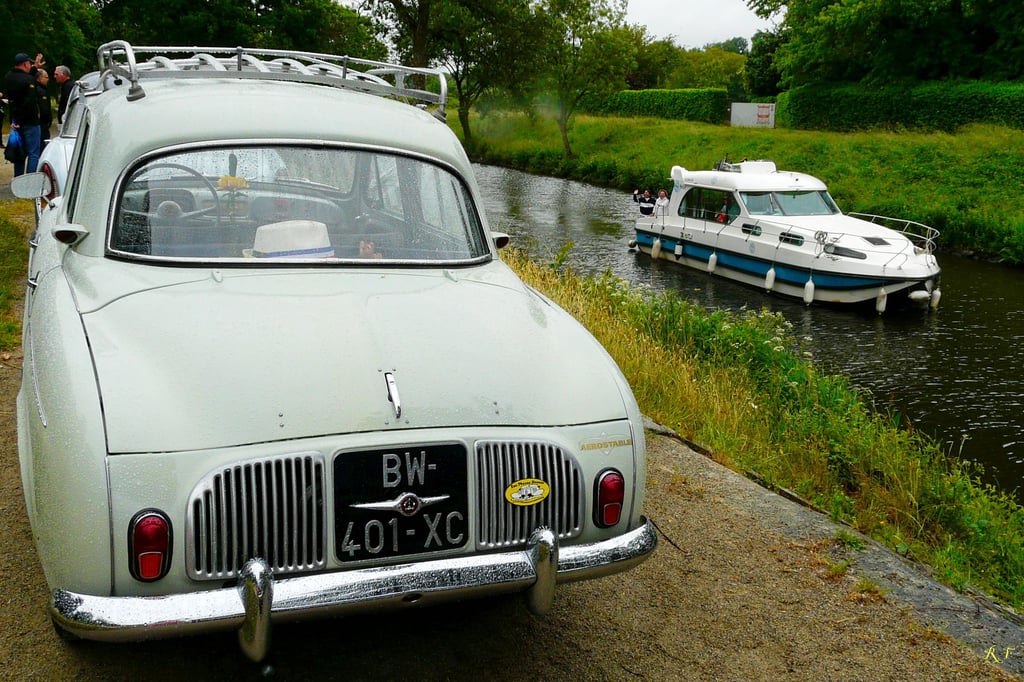 Ma belle Dauphine R.Fouassier, les Phares Jaunes, Château-Gontier, Kiosque à Image, Photographie