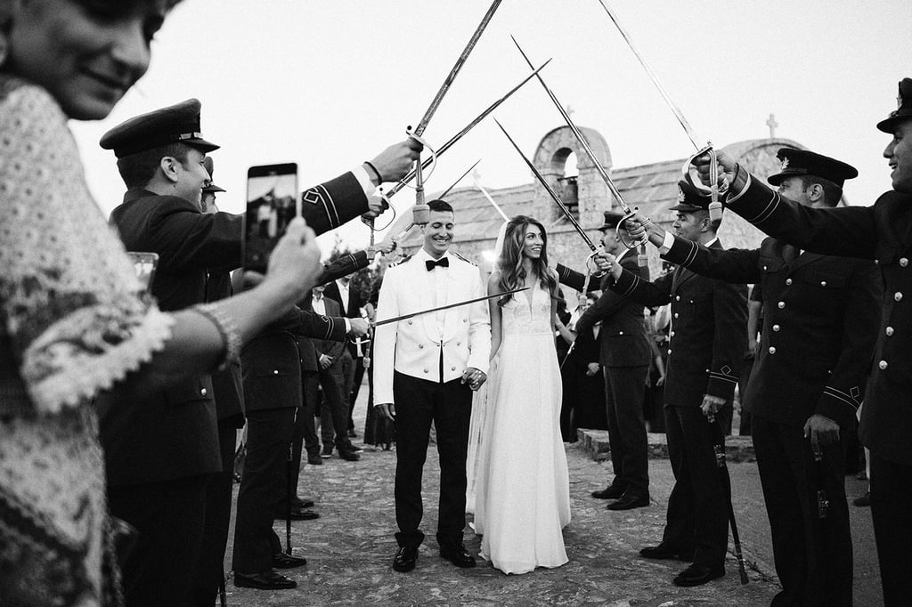 Il rito delle spade durante la celebrazione del matrimonio di un militare