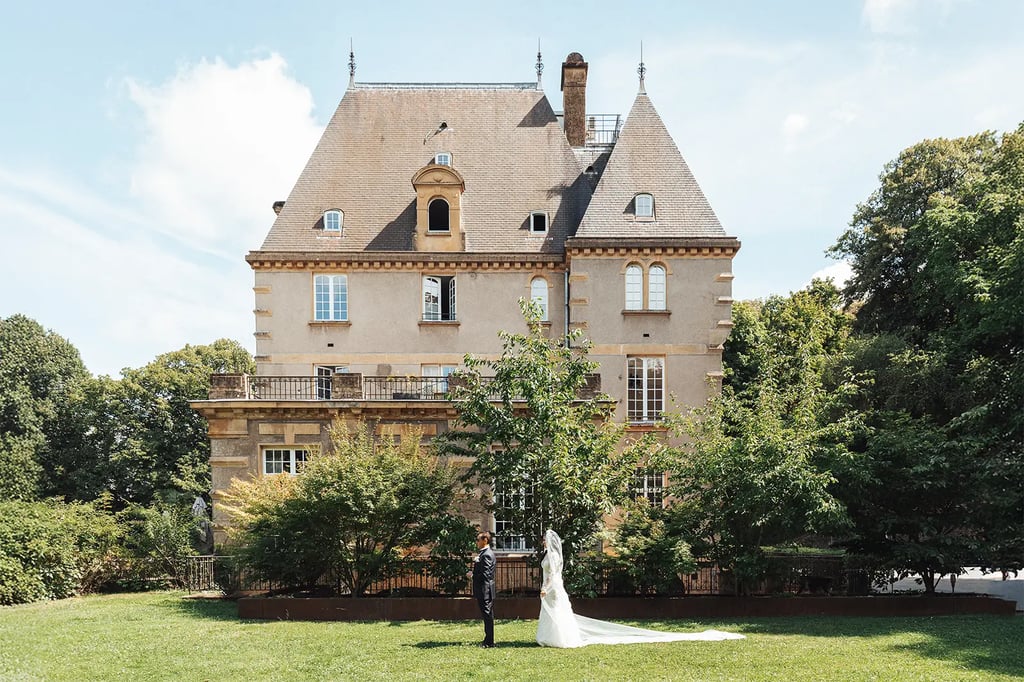 First look : la mariée rejoint le marié dans les jardins du château Ô Château à Hayange.