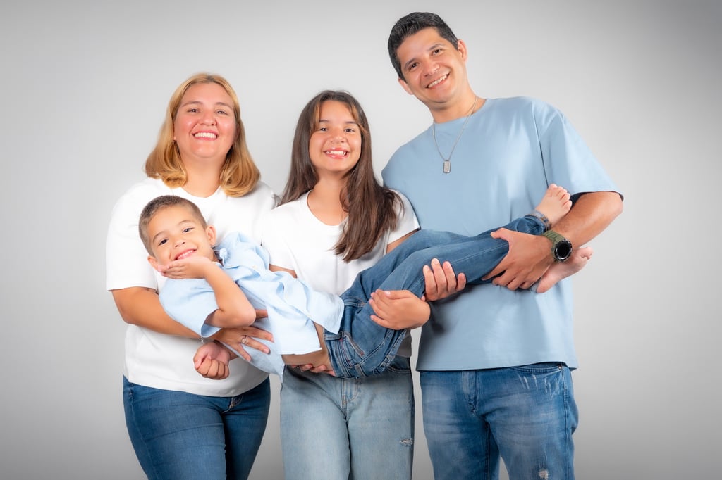 "Un retrato de familia de una pareja con su hija mayor y su niño cargado"