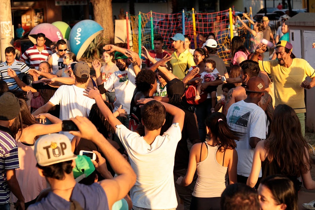 Grande público acompanhando a Usualdance JAM (na época Jam do Asfalto) durante o festival FLIV 2017 na praça de Votuporanga.