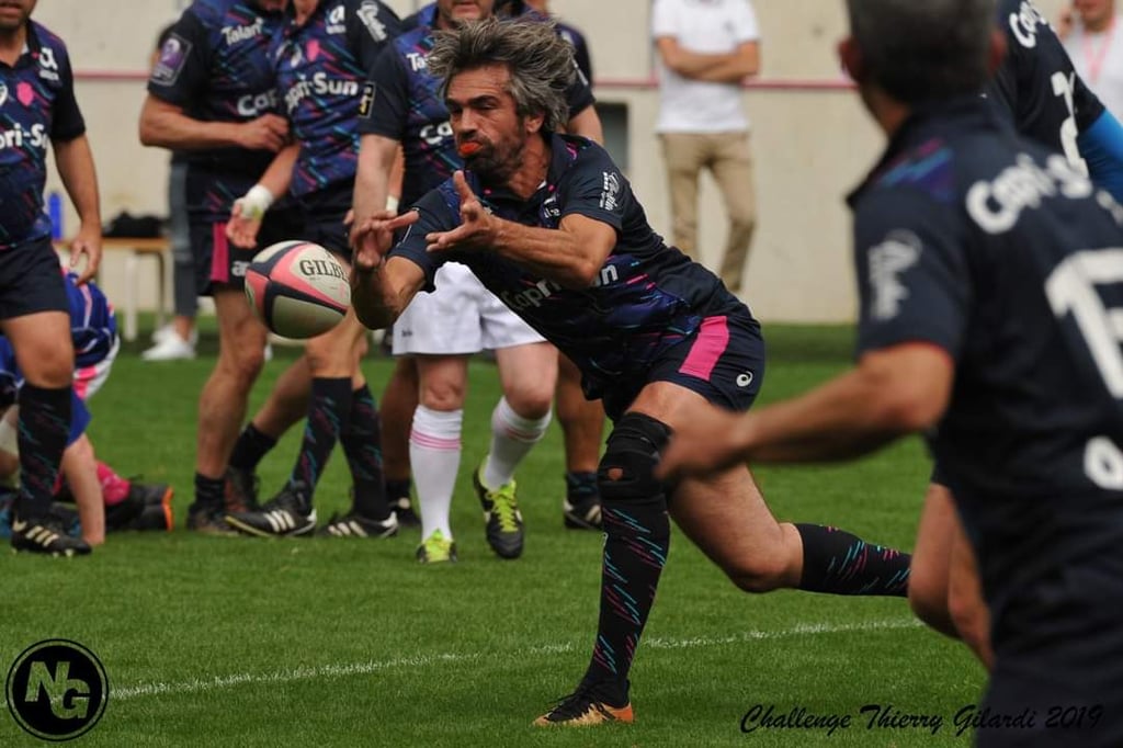 Nuestro fundador Juan manuel torralbo, que hace una pase jugando al rugby