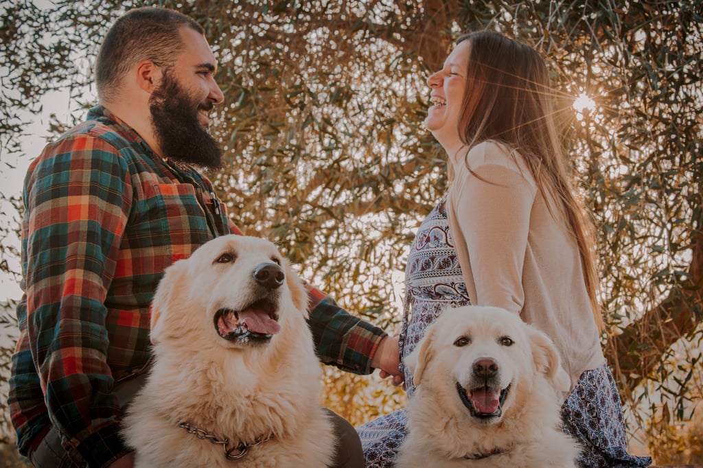 uomo e donna incinta con due cani