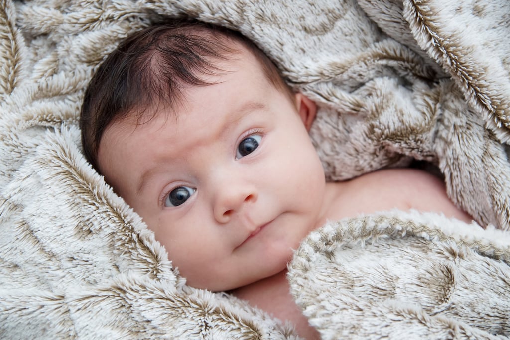 Portrait de bébé lors d'une séance photo naissance à Dijon, prise par le photographe jlacostephoto