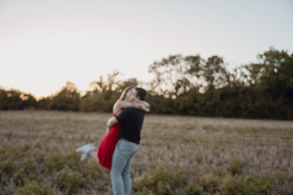 photo de couple flou se sautant dans les bras