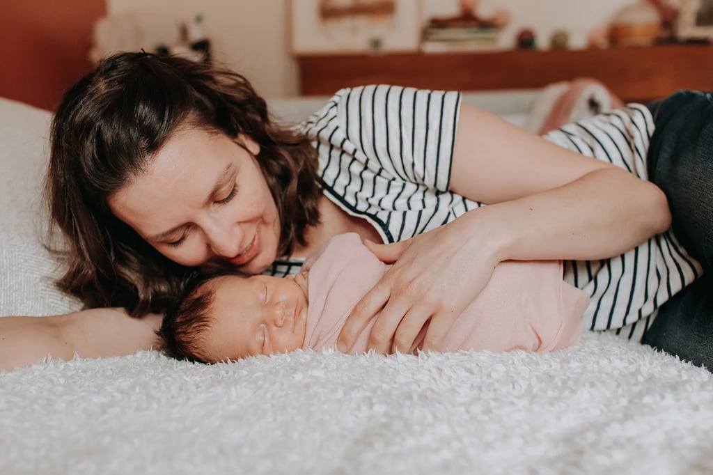 une maman et son bébé sur le lit