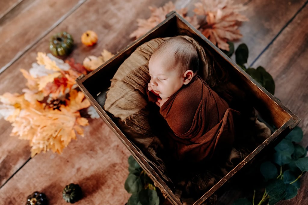 un bébé dans une caisse en bois