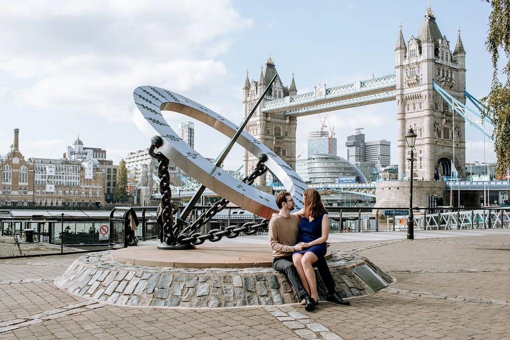 un couple devant Tower Bridget à Londres