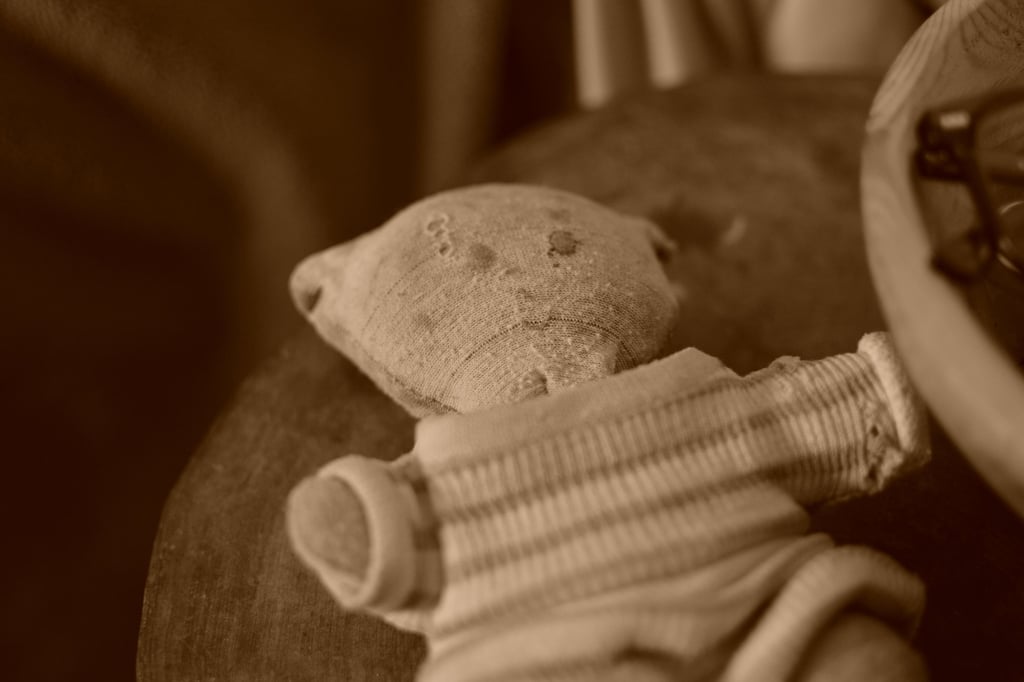 peluche ancienne usée par le temps, tissu abîmé et traces d’attachement