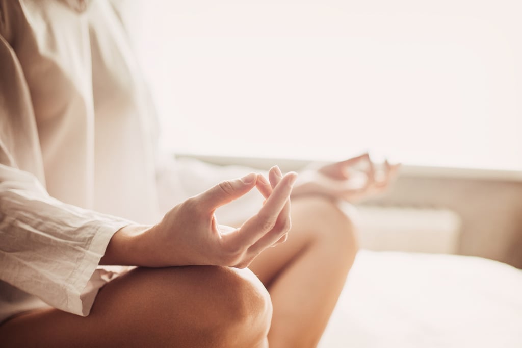 Mains détendues illustrant le lâcher-prise et l’apaisement en sophrologie