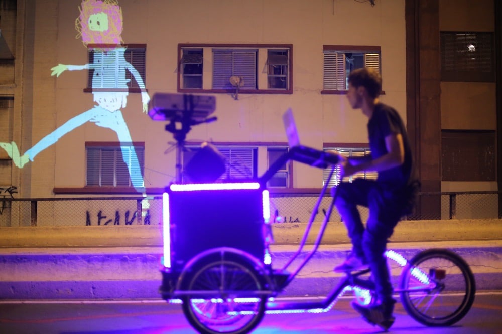 coletivo VJ Suave utiliza projeções móveis para levar poesia visual às rua