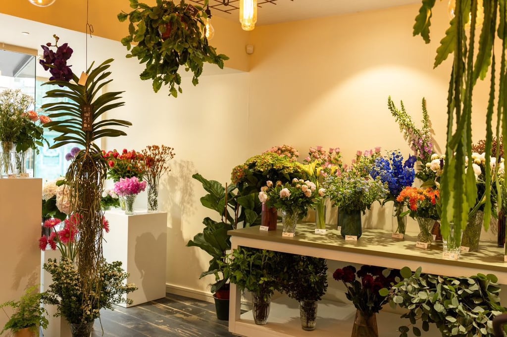ensemble d'une boutique de fleurs dans le centre ville de troyes