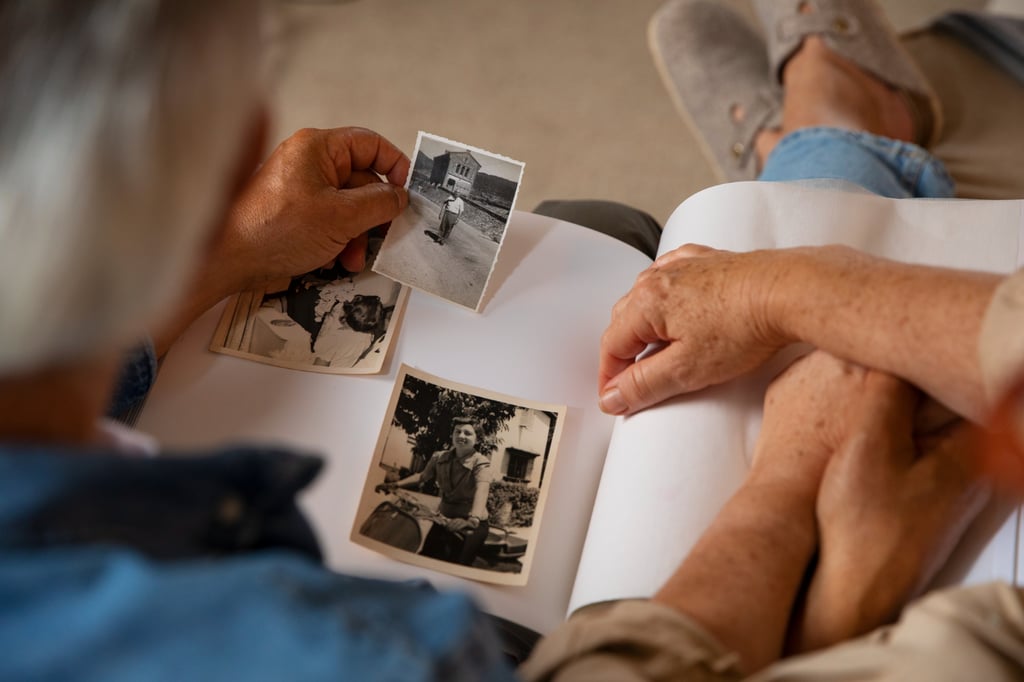 deux personnes regardent un album phot de leurs ancêtres - transgenerationnel nantes