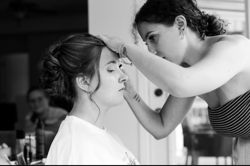 maquilleuse professionnelle qui maquille une cliente