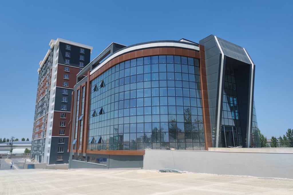 Ankara Esenboğa Havalimanı’nın yakınında; iki yapıdan oluşan, tamamlanmış bir inşaat projesi.