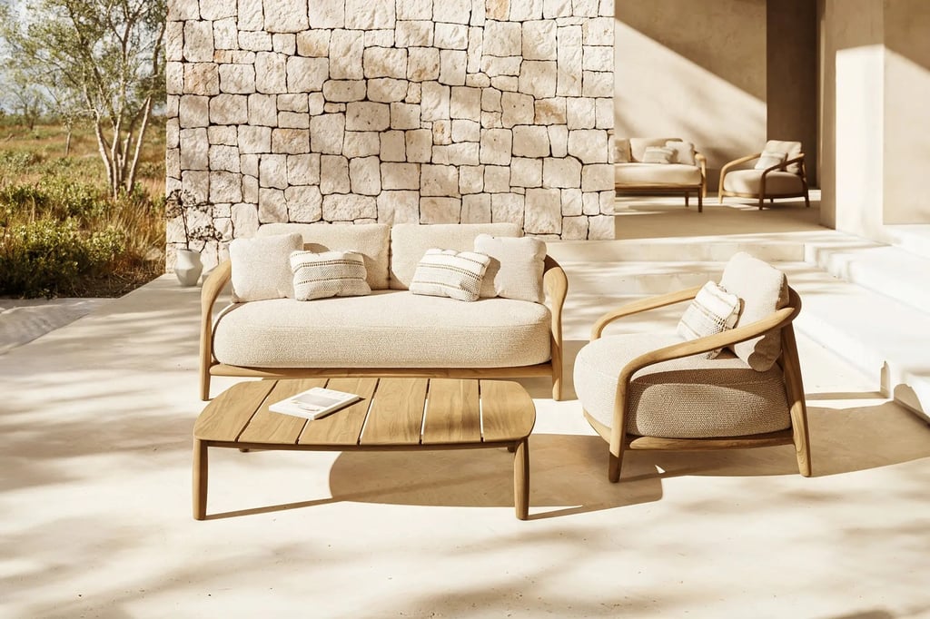 Poltrona de design em área externa com acabamento em tecido neutro — Sentiero Design