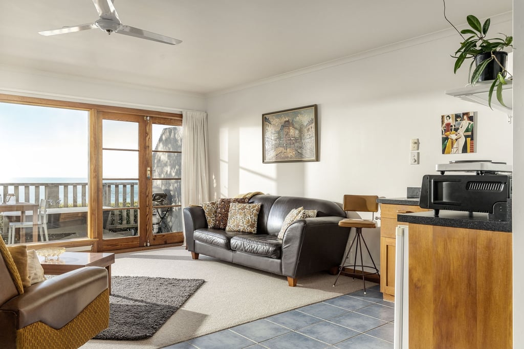 The Studio self-contained Kaikoura accommodation with ocean and mountain views
