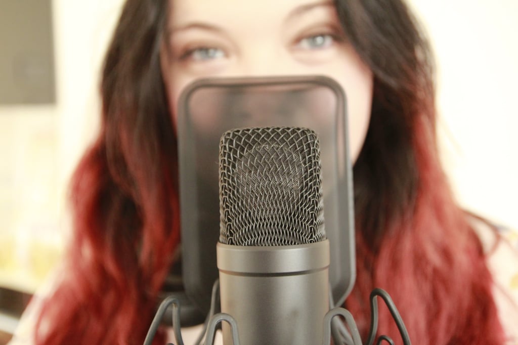 Leni Sell am Mikrofon - Fotografin Kathrin Fuchs