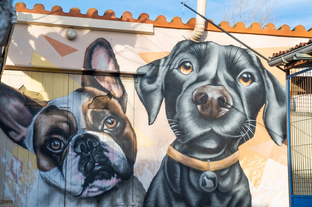 Mural de gran formato sobre fachada urbana realizado con aerosol. Representación figurativa que comb