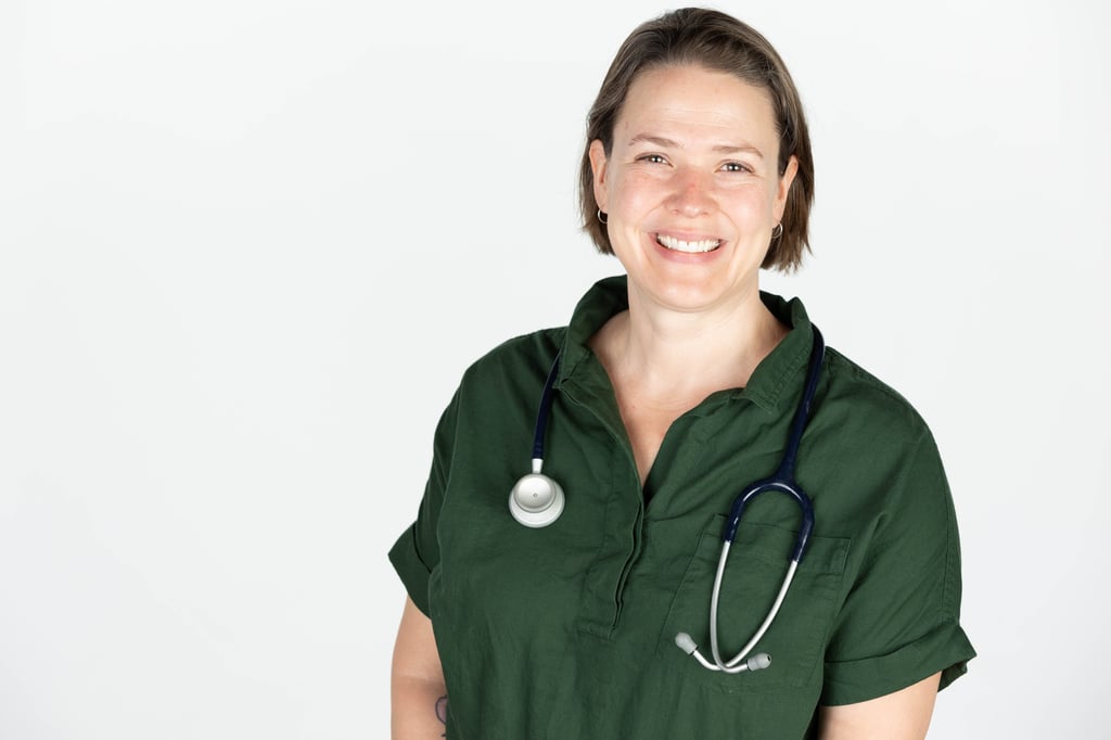 Una mujer con un traje verde con estetoscopio conectado a ella