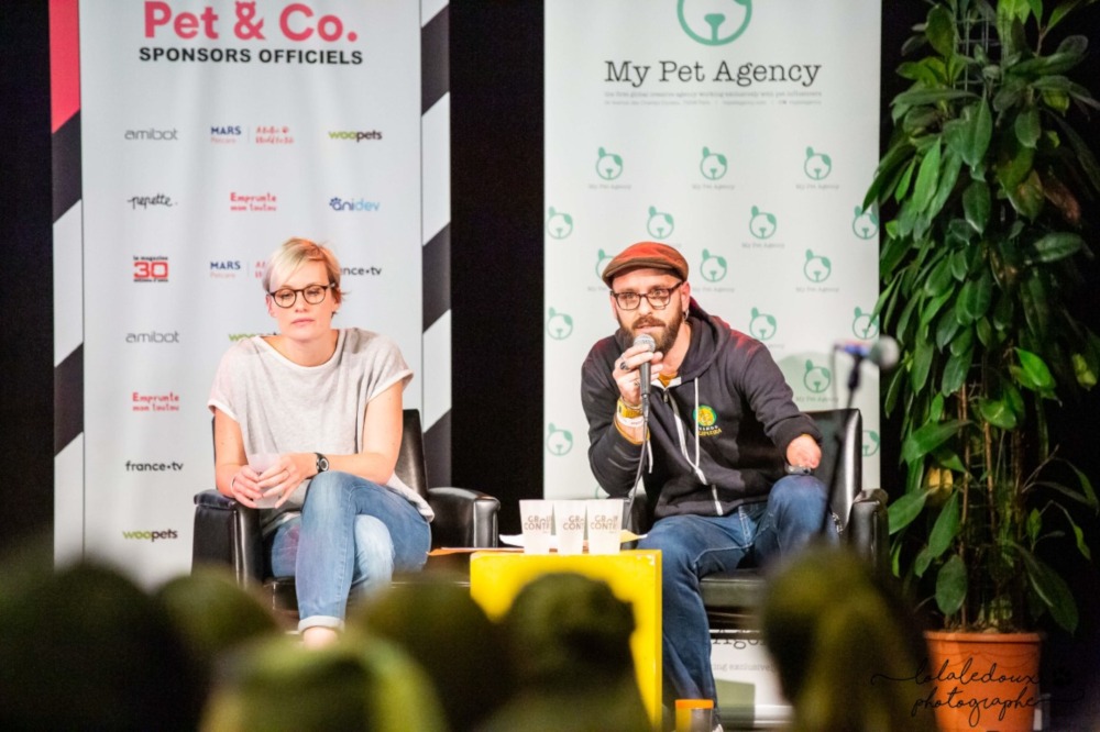 Comportementalistes canin et félin qui donnent une conférence 