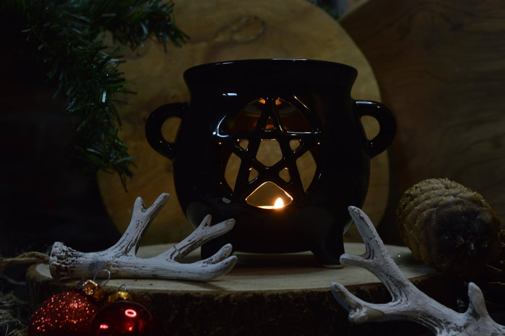 Photo d'un brûleur que je vend. Un brûleur en forme de chaudron avec une découpe de pentacle.