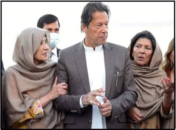 Imran khan in middle , and his sisters on both sides.