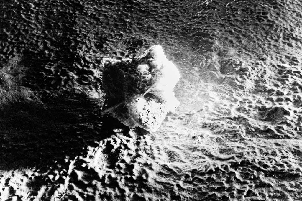 fotografia ficticia en blanco y negro de luna neptuniana