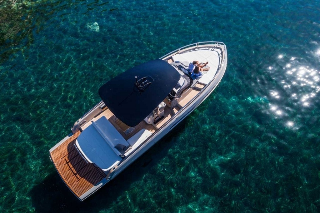 Invictus GT370, yacht de luxe a moteur disponible a la location a lisbonne