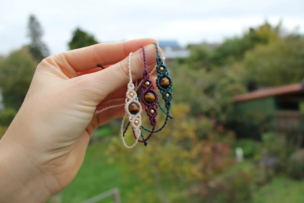 Makramee-Armbänder mit Edelsteinen in verschiedenen Farben