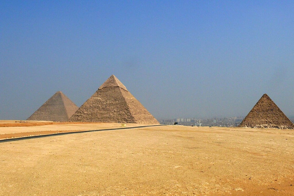 Fotografia das três principais pirâmides de Gizé — Menkaure, Quéfren e Quéops 