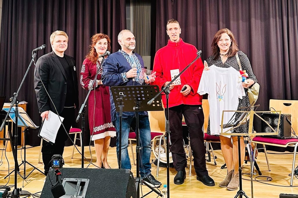 Hromada Mitglieder auf der Bühne