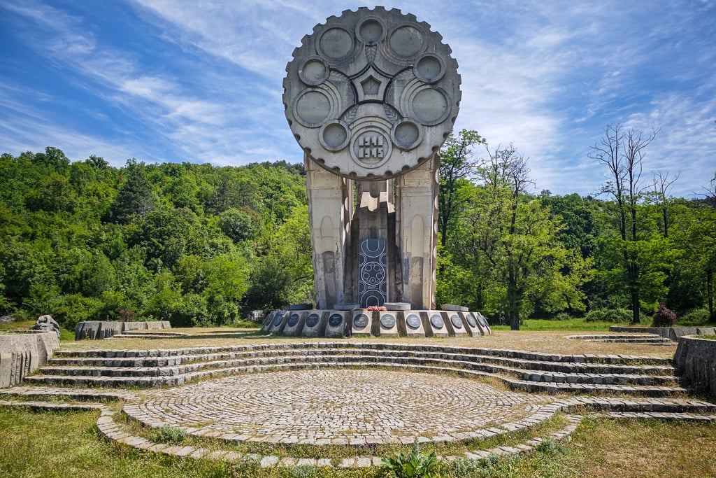 Spomenik Palim Borcima U Drugom Svjetskom Ratu - Monument Niksic