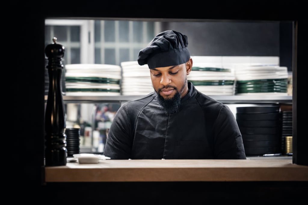 Chef du restaurant La Parisienne à Nîmes préparant une cuisine halal raffinée