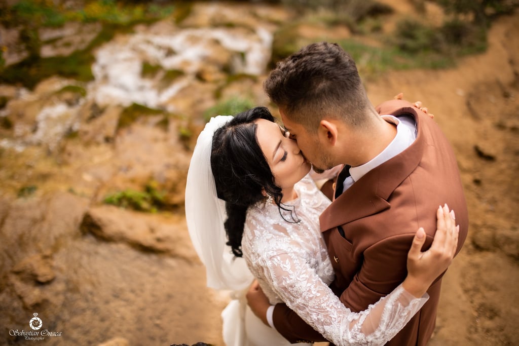 Fotograf Oradea – moment spontan de cuplu, fotografie naturală cu emoții reale