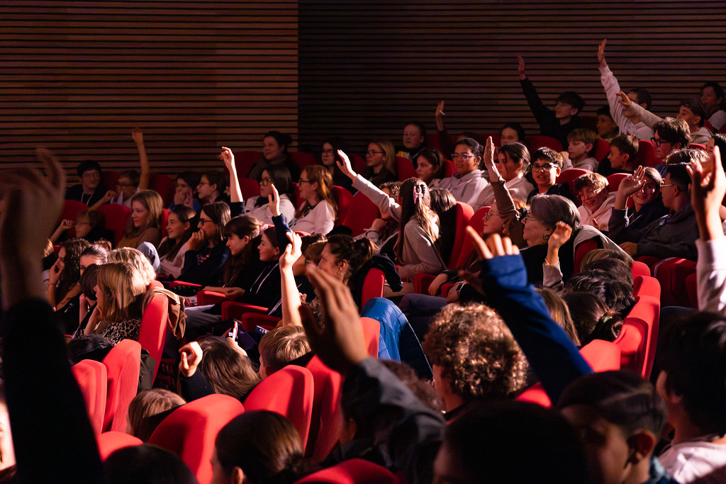 théâtre lors de l'événement de lutte contre le harcèlement scolaire harc'event public
