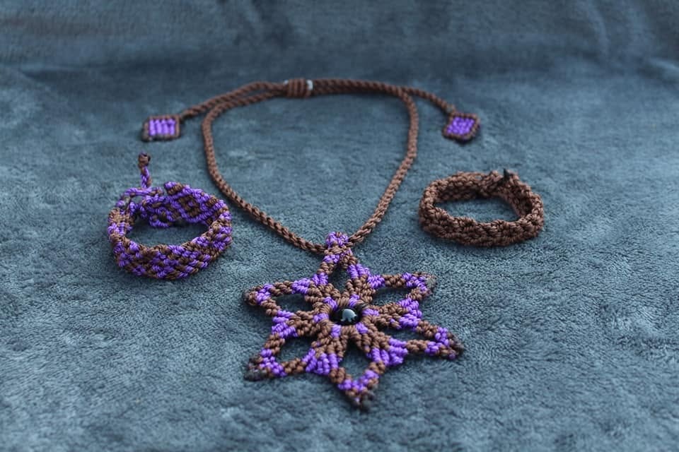 Conjunto de joyería de macramé que incluye un collar con colgante de estrella y pulceras a juego  