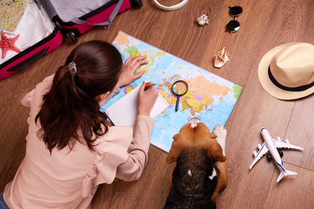 planejamento de roteiros de viagem com mapa e acessórios sobre a mesa