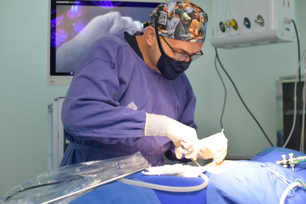 realizando cirurgia do trauma