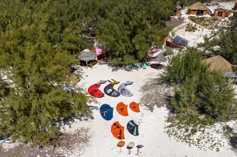 Matériel de wingfoil disponible à Ocean Lodge à la baie de Sakalava Madagascar