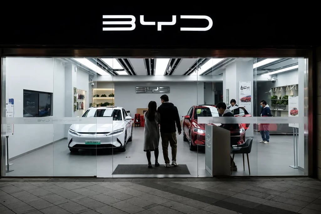 Concessionária da BYD exibe carros elétricos em showroom moderno e iluminado