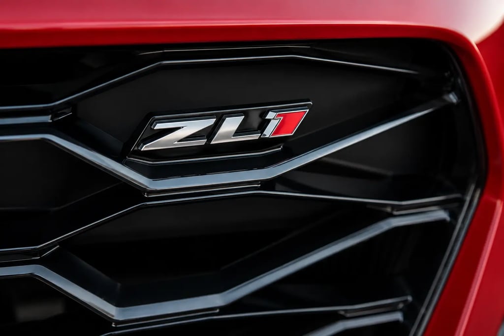 Detalhe do emblema ZL1 na grade frontal de Camaro esportivo de alta performance