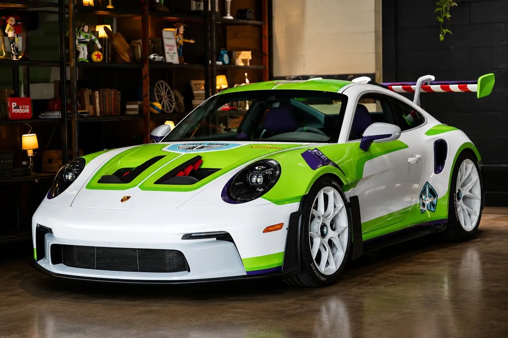 Porsche 911 GT3 RS inspirado em Buzz Lightyear com pintura exclusiva