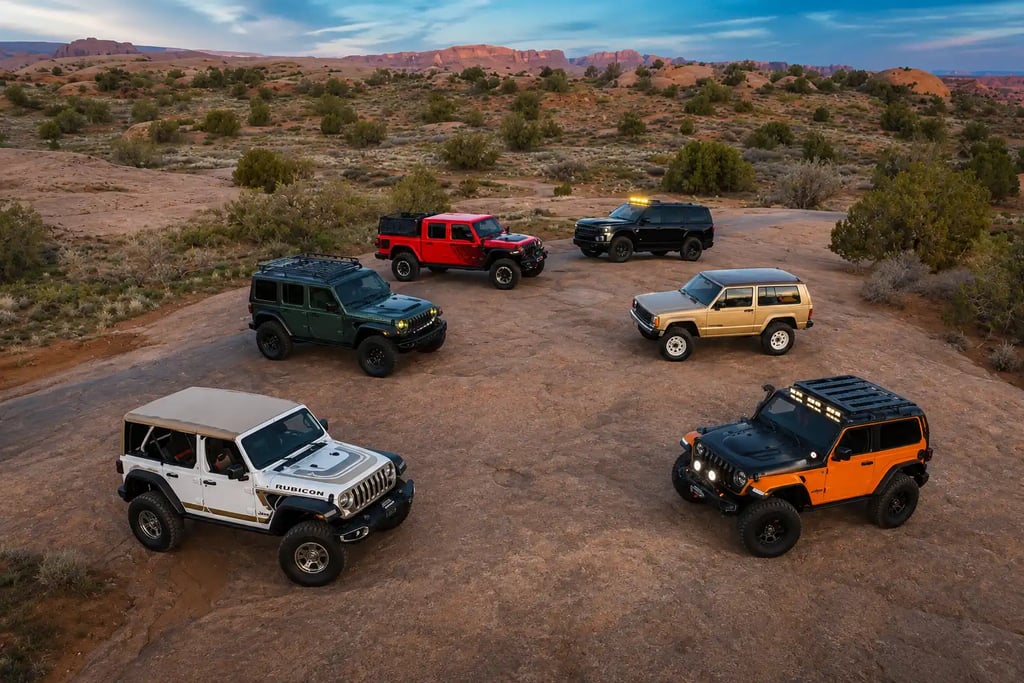 SUVs da Jeep reunidos em área desértica durante evento off-road.