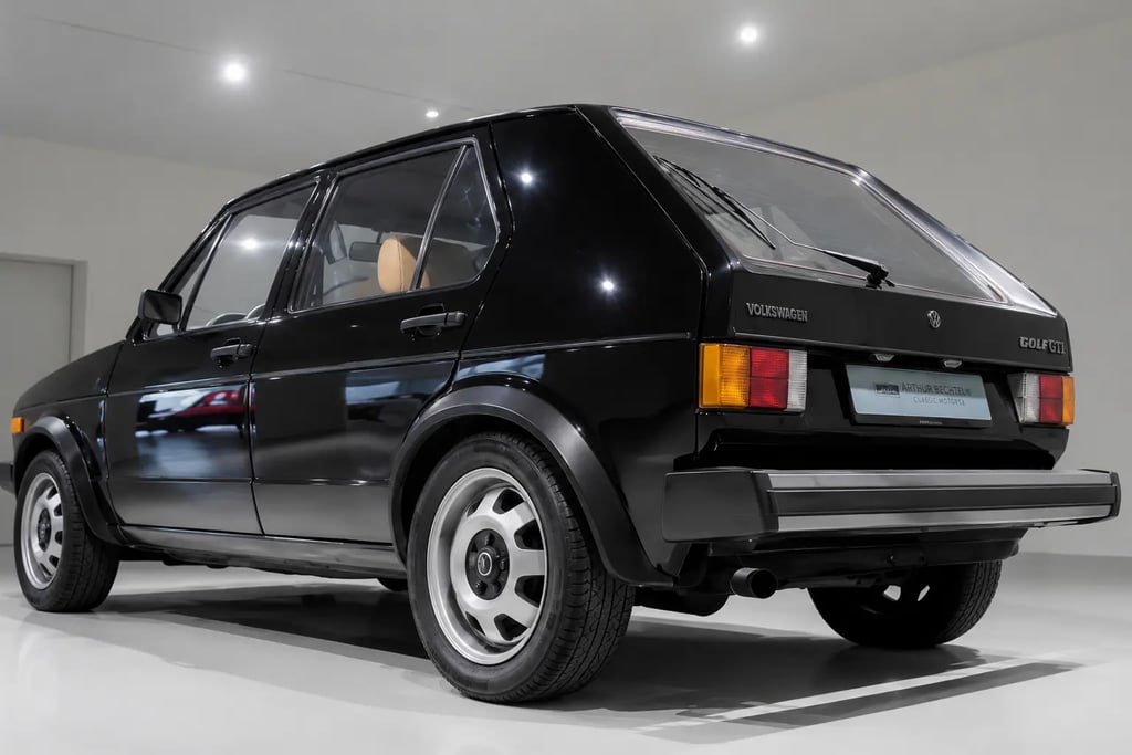Volkswagen Golf GTI clássico em ângulo traseiro com acabamento original em showroom