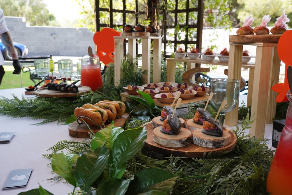 Chef cocinando una paella en directo para un evento privado en Barcelona con Rollo Privado.