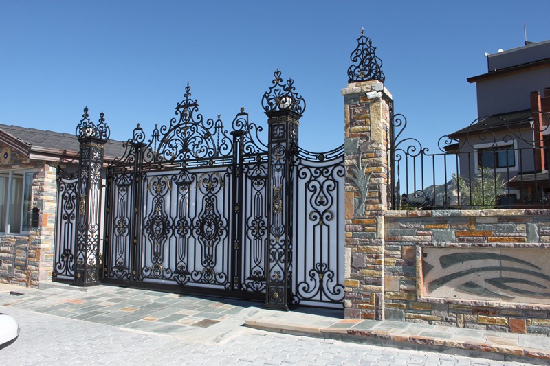 Portail de garage en fer forgé en noir et or